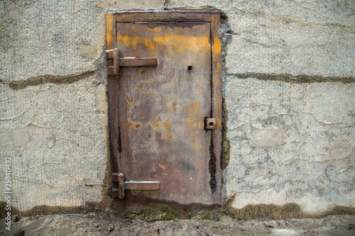 rostige Metalltür in Mauer