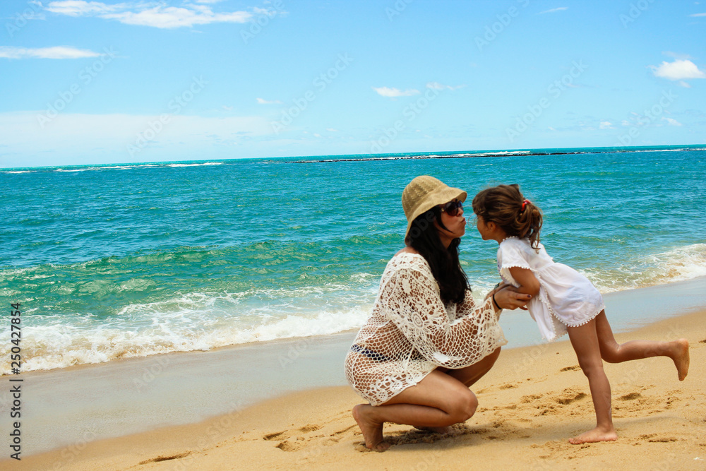 Mãe e filha se divertindo na praia Stock Photo | Adobe Stock