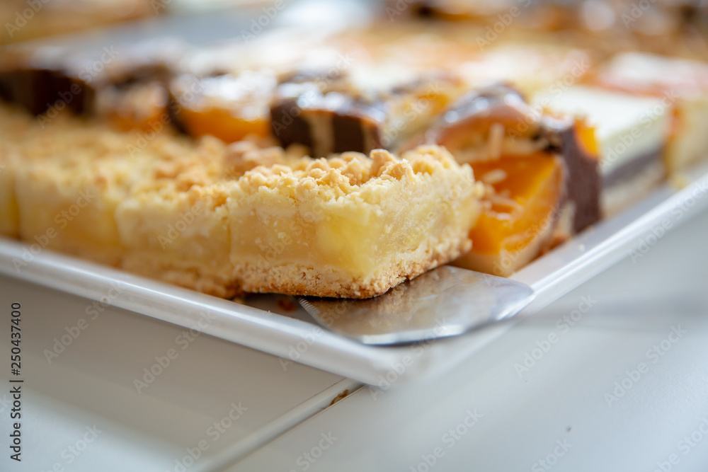Kuchen auf Tablett Kuchen auf Tablett