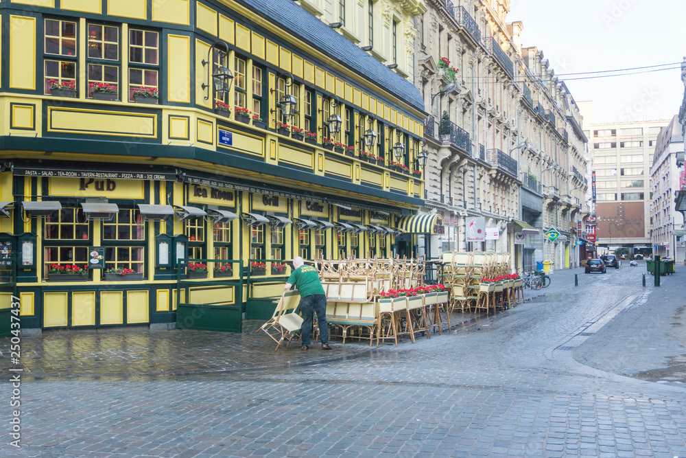 Naklejka premium BRUSSELS, BELGIUM - August 27, 2017: Restaurants in Old Town brussel, Belgium.