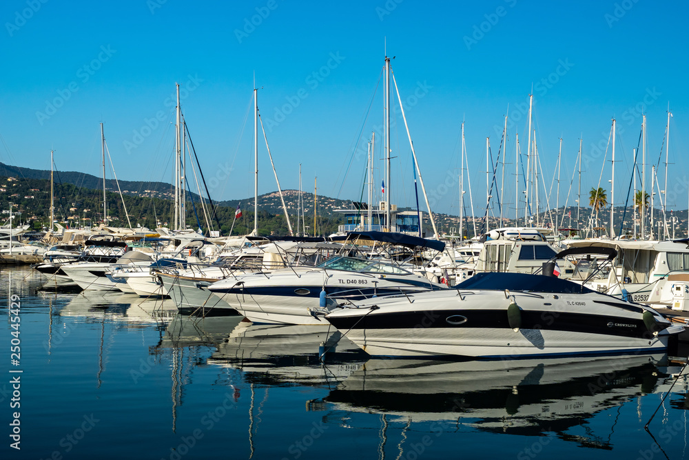 Hafen mit Yachten und Reflexionen im Wasser in Cavalaire sur mer am Mittelmeer in der Provence Frankreich