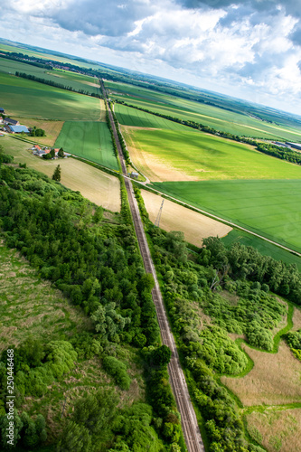 Vue aérienne d'un voie ferroviaire entre Laon et Vervins (Aisne, France)