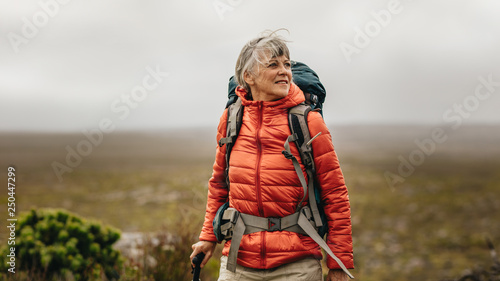 Fotografia Senior woman on a hiking adventure