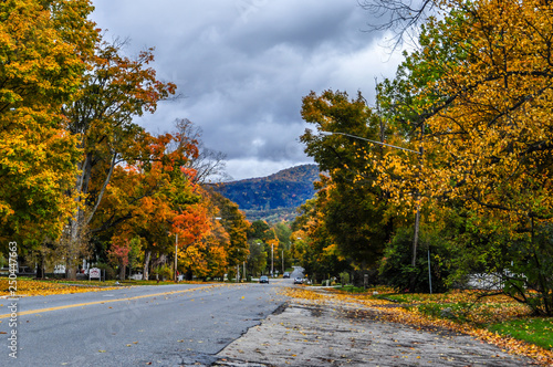 Obraz na płótnie Fall Colors Along the Green Mountains in Brandon, Vermont