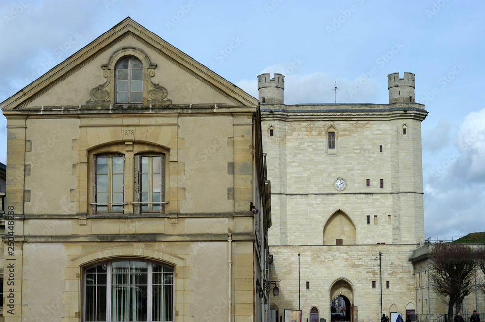 Fototapeta premium Façade et porte du château de Vincennes