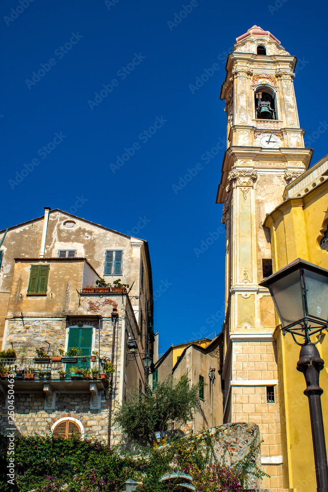 Pittoreske Altstadt und barocke Kirche San Giovanni Battista in Cervo in Ligurien Italien