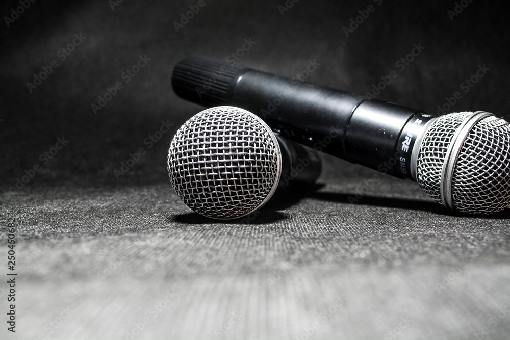 Obraz premium Kiev, Ukraine. January 10, 2019. The microphone for singing on black background lies. Karaoke. Modern technologies. Music. Gadgets