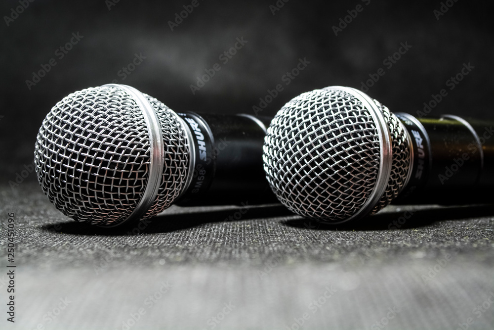 Obraz premium Kiev, Ukraine. January 10, 2019. The microphone for singing on black background lies. Karaoke. Modern technologies. Music. Gadgets