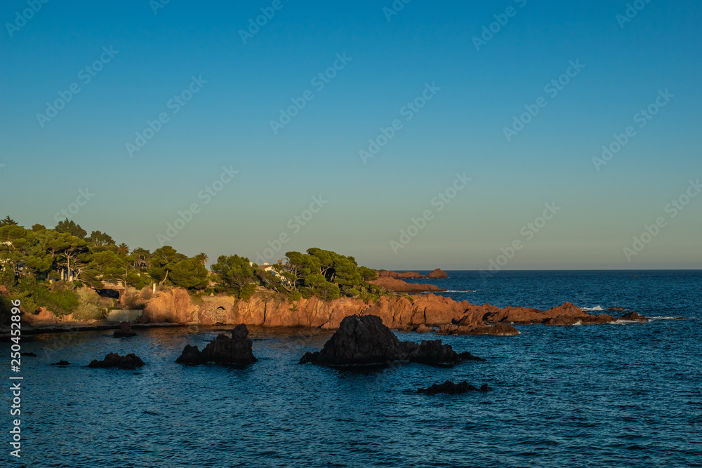 Malerische Bucht von La Baumette in der Provence Nähe Frejus im goldenen Abendlicht Malerische Bucht von La Baumette in der Provence Nähe Frejus im goldenen Abendlicht