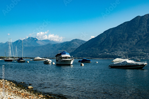 Strand am Lago Maggiore mit Booten und Bergen in Locarno 