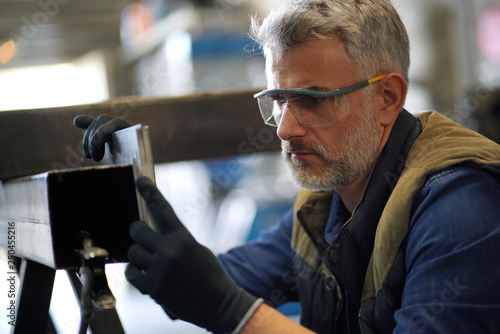 Φωτογραφία Mature ironworker in workshop