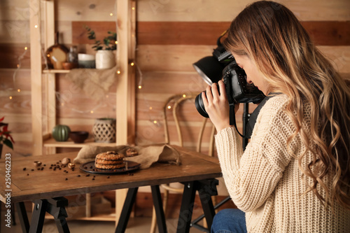Female food photographer wo...