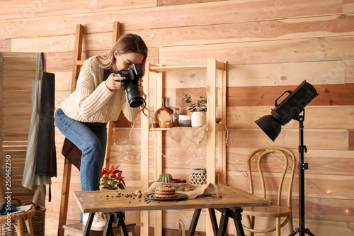 Female food photographer wo...