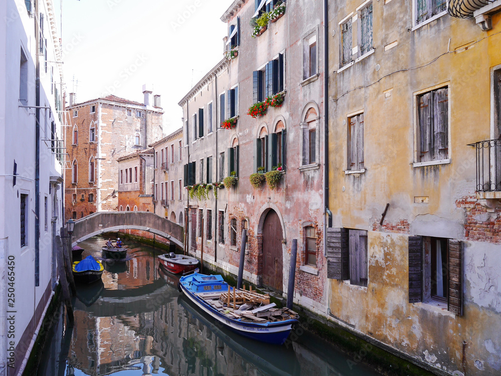 이탈리아 베네치아 건물사이로 통하는 운하