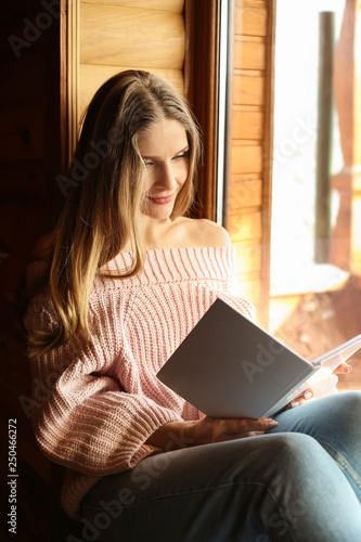 Beautiful woman reading boo...
