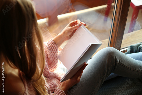 Beautiful woman reading boo...