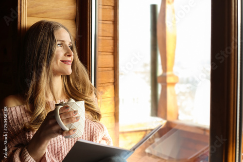 Beautiful woman drinking ho...
