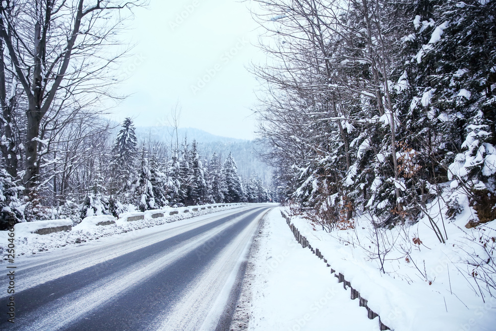 Obraz premium Automobile road at snowy winter resort