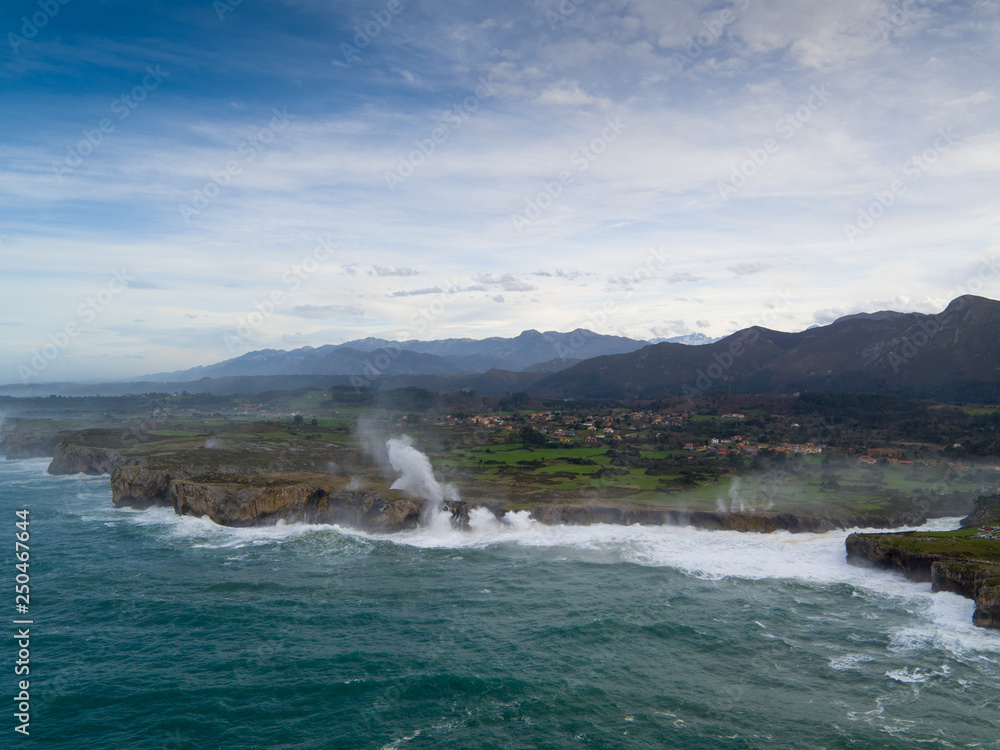 Obraz premium Olas en la costa con drone