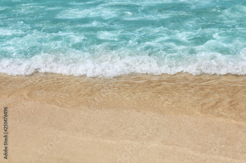 Photo Beautiful blue wave with sea foam on sandy beach