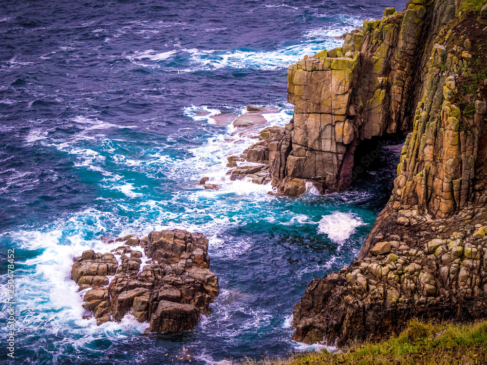 Obraz premium Wild and strong waves hitting against rocks in the ocean