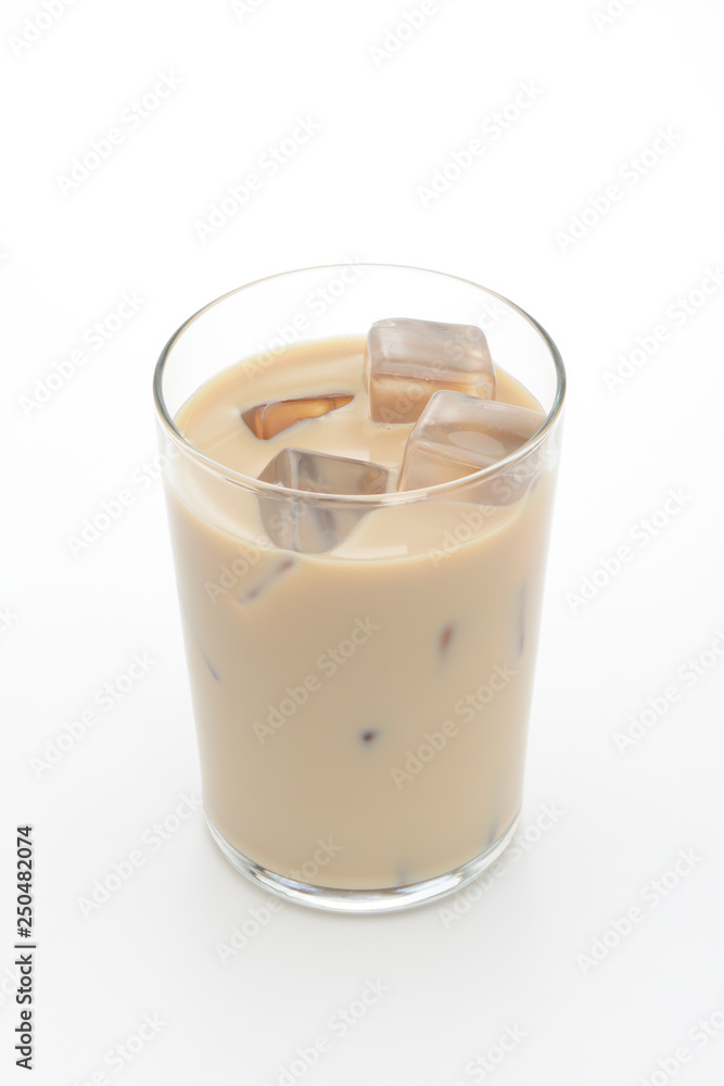 Vaso de café con leche con hielos sobre fondo blanco Vaso de café con leche con hielos sobre fondo blanco