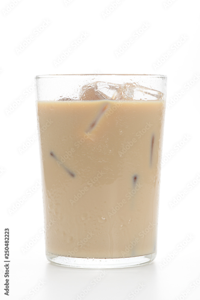 Vaso de café con leche con hielos sobre fondo blanco Vaso de café con leche con hielos sobre fondo blanco