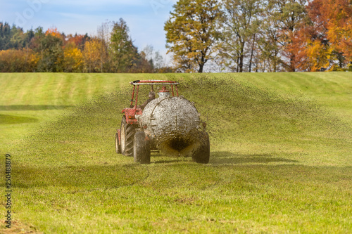 güllefontäne aus altem odelwagen photo