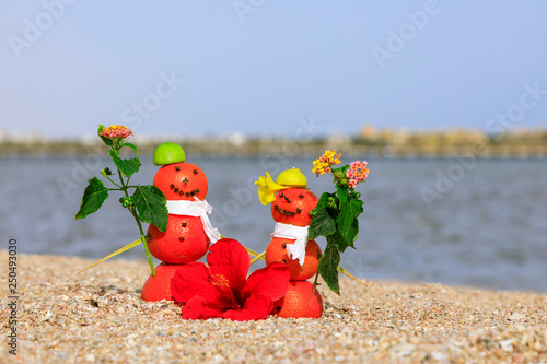 Ägypten, Skultur gestaltet aus Mandarinen, Blumen und Gewürzen. Ein witziges Liebespaar am Strand. photo