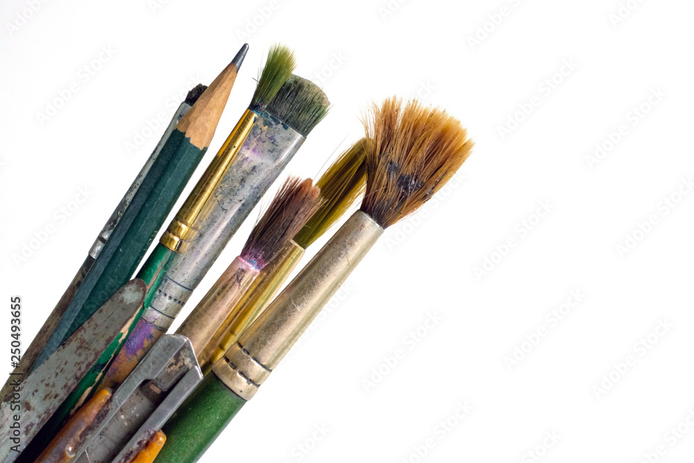 Obraz premium Old used paintbrushes.Used dirty paint brushes on white background
