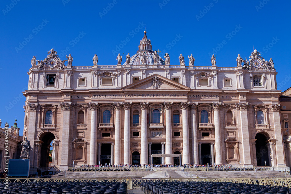 The amazing facade of the Basilica