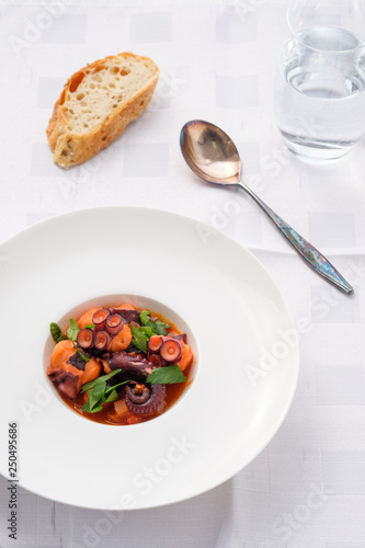 Wallpaper Mural Teller mit Krake Tintenfisch geschmort in Tomatensauce Torontodigital.ca