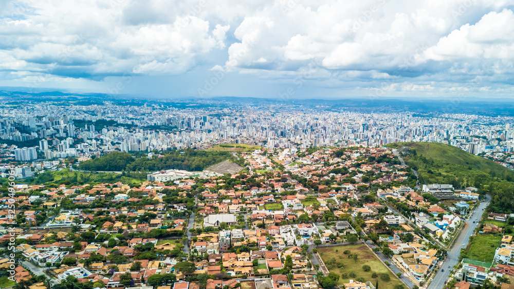 Bairro de casas no topo da montanha - Belo Horizonte