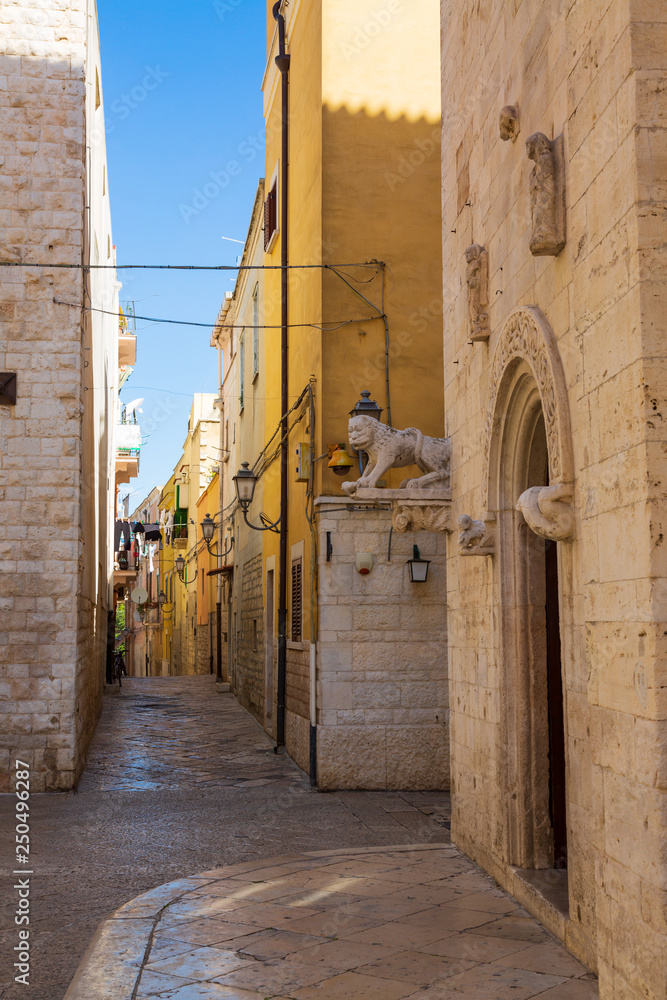 Fototapeta Oldtown ulica w mieście Barletta, region Apulia, południowe Włochy