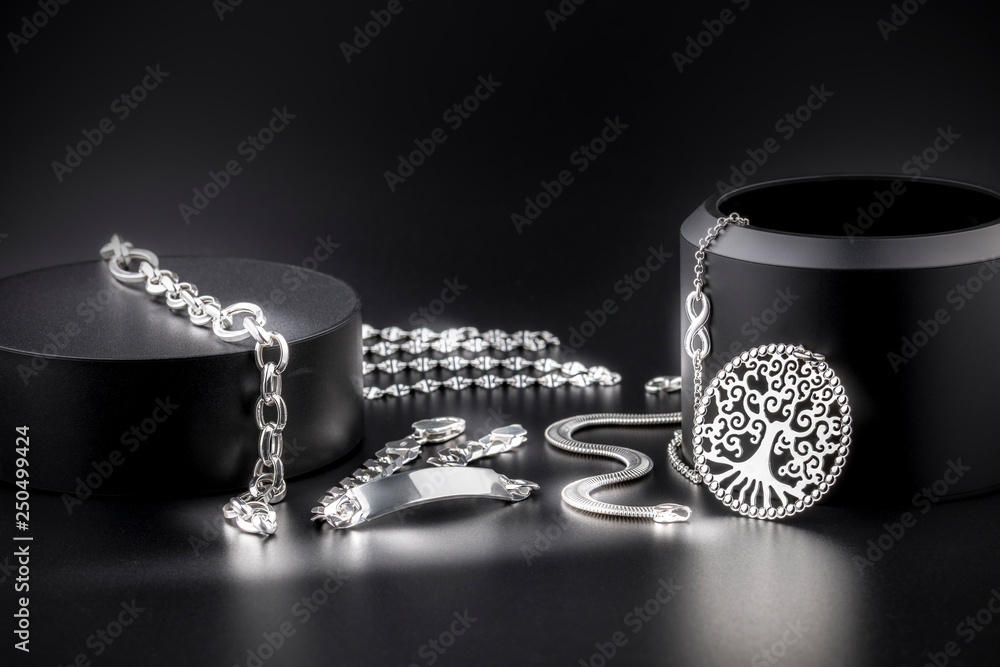 Joyería de joyas de plata de lujo, collares, platería, sortijas, joyitas, y  alhajas Stock Photo | Adobe Stock