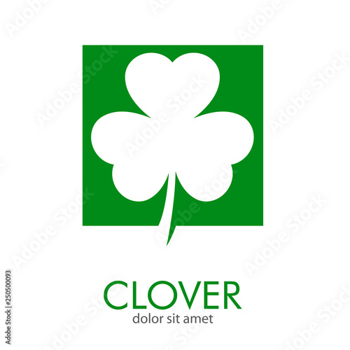 Logotipo abstracto con texto CLOVER con trébol de 3 hojas color blanco en cuadrado color verde