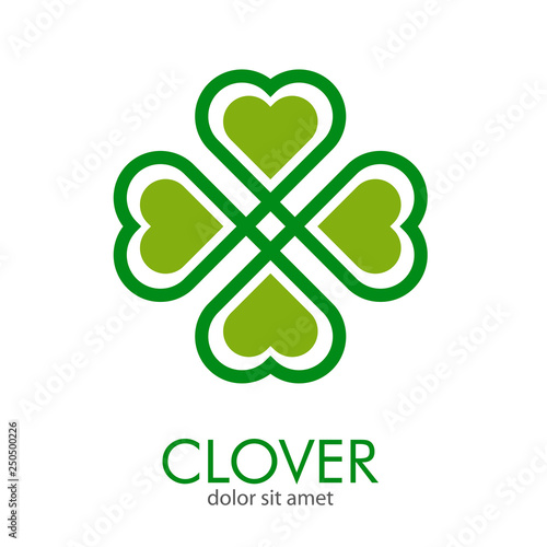 Logotipo abstracto con texto CLOVER con trébol lineal entrelazado de 4 hojas con relleno reducido en color verde