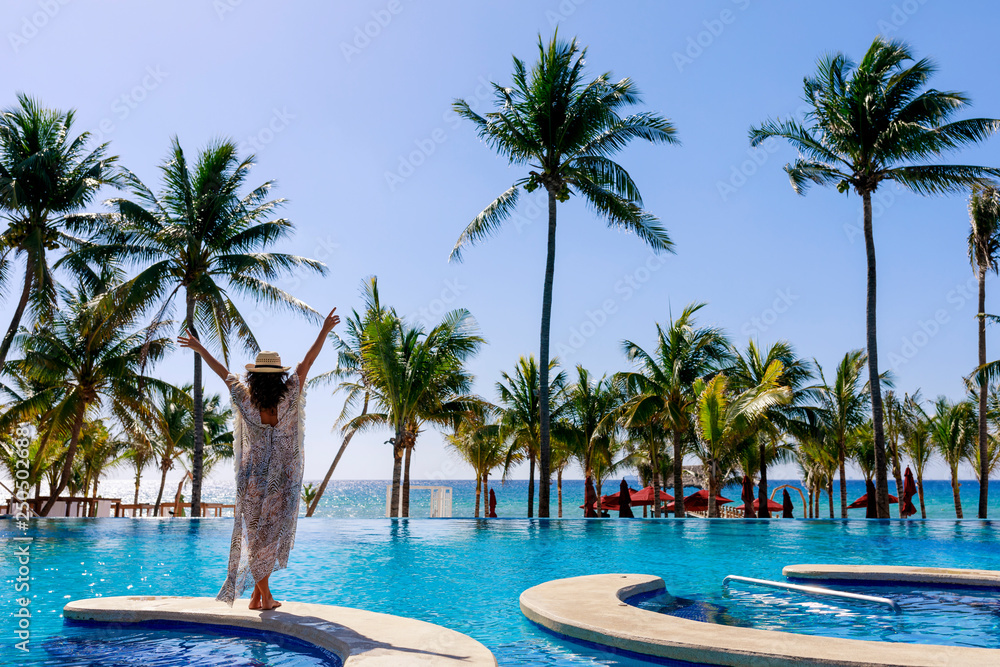 Εκτύπωση καμβά woman by swimming pool in tropical resort