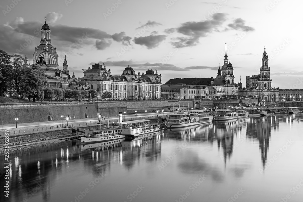 Fototapeta premium Beautiful Dresden city skyline at Elbe River and Augustus Bridge, Dresden, Saxony, Germany