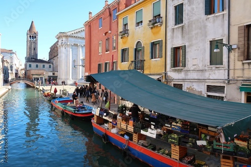 Venise, marché flottant de fruits et légumes sur un canal (Italie) © Florence Piot