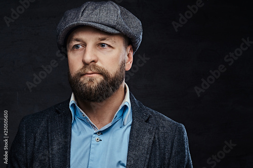 Close-up portrait of a stylish old-fashioned man wearing a beret and jacket © Fxquadro