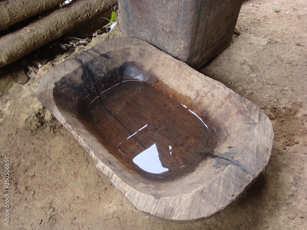 Batea o viejo recipiente de madera con agua Stock Photo | Adobe Stock