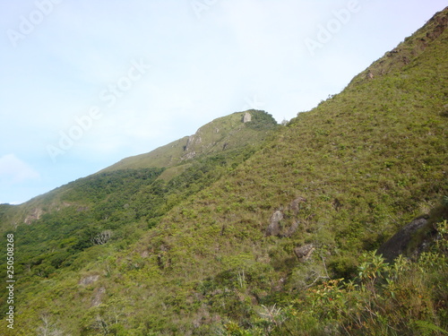 Una roca en cima de la montaña