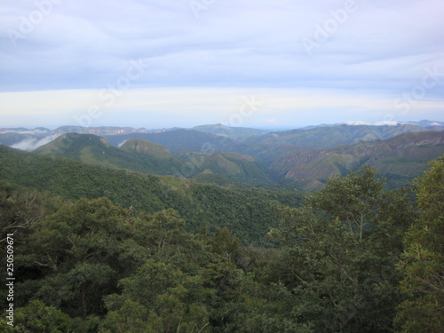 Montaña con montes y nubes blancas