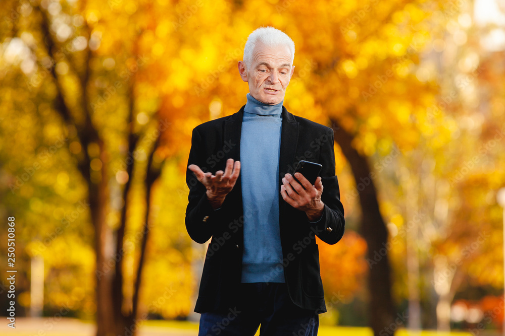 Fototapeta premium Old man surprise of use his smartphone