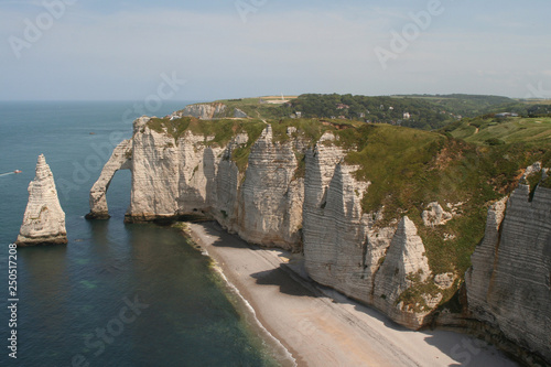 Obraz na płótnie High,chalk cliffs of The France village of Etretat w salonie
