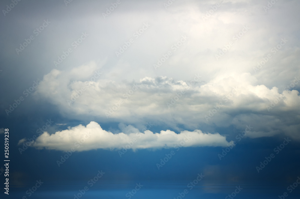 Obraz premium White clouds on the background of a dark stormy sky.