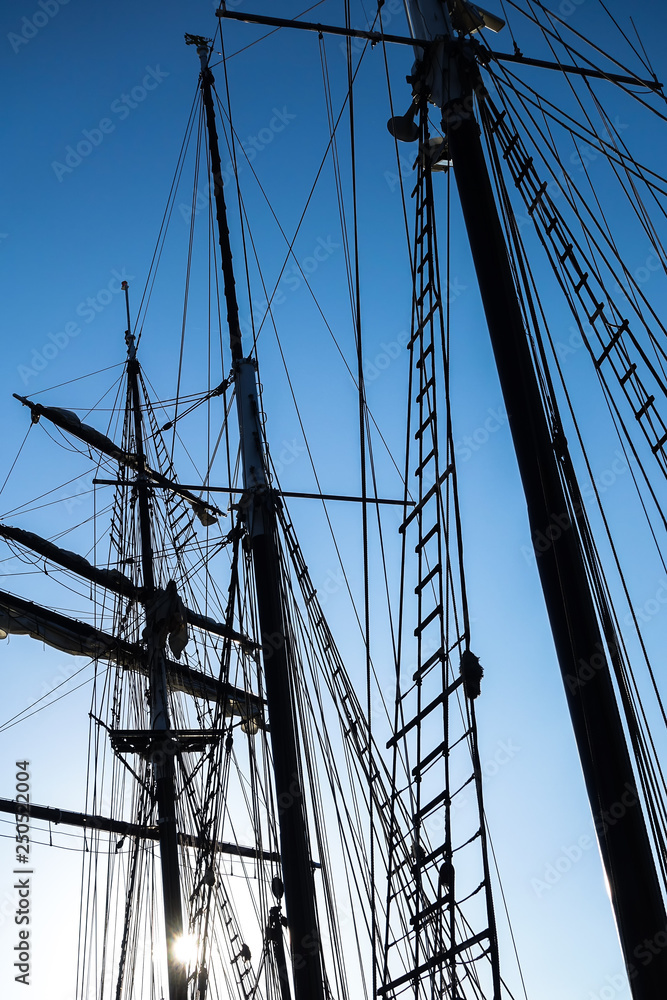 Silhouetten der Masten eines Segelschiffs Silhouetten der Masten eines Segelschiffs