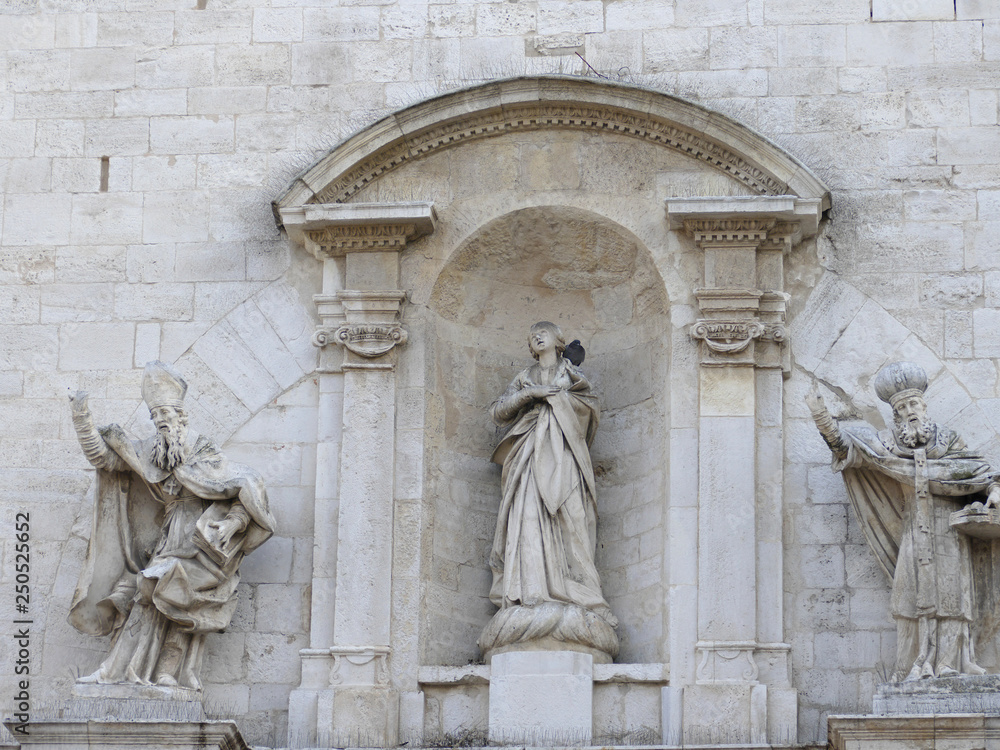 Obraz premium Particolare architettonico della Cattedrale metropolitana di San Sabino di Bari. Sud Italia