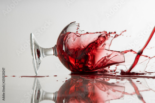 Canvas Print Broken Wine Glass with Wine